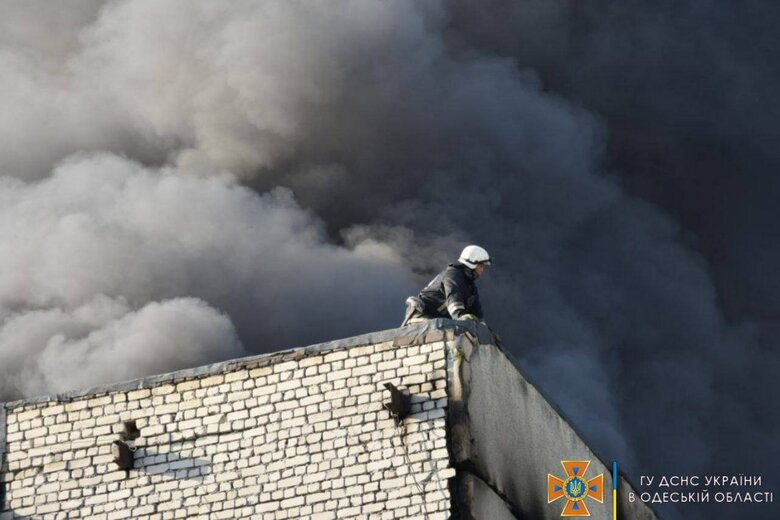 Fire caused by Russian cruise missile was extinguished in Odessa 04