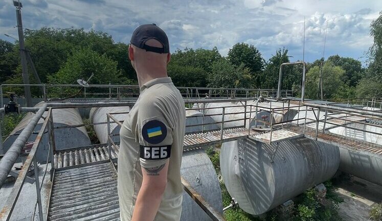 БЕБ знайшло нелегальну нафтобазу на Київщині: вилучили 18 мільйонів готівкою і 150 тонн пального. ФОТОрепортаж