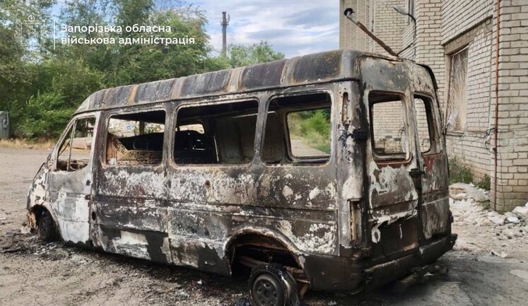 Росіяни атакували цивільну автівку FPV-дронами в Степногірську - водій встиг вистрибнути. ФОТО