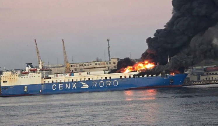 В Одесі після вибухів загорілося судно: є травмований. ФОТО