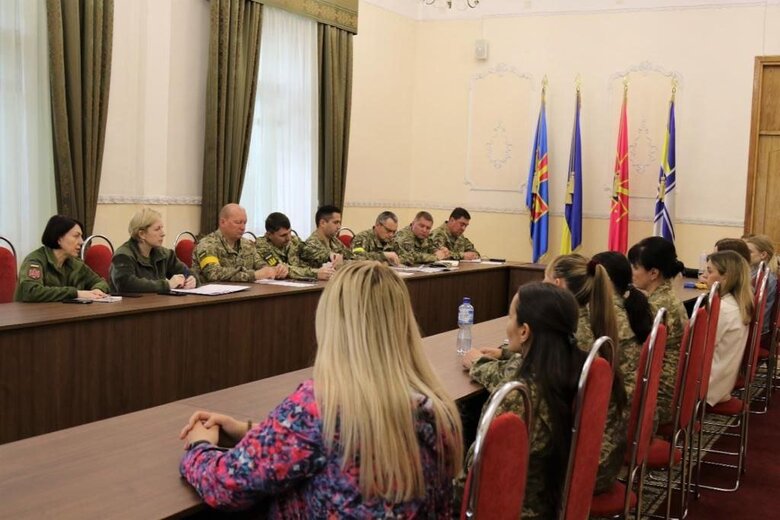 Верещук встретилась с родными пленных морпехов из 36-й бригады 01