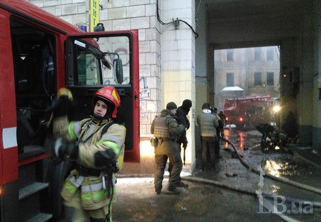 Пожар в центре Киева: огонь охватил историческое здание, пламя удалось локализировать 05