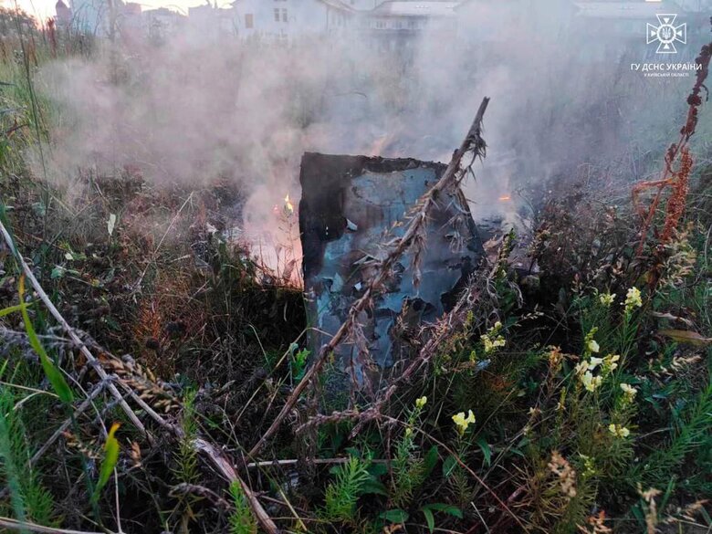 На Київщині уламки дронів пошкодили багатоповерхівку, 12 приватних будинків та спричинили пожежу (оновлено) 06