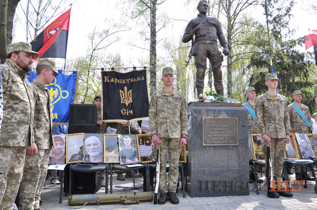 Памятник офицеру 93-й бригады Мирославу Мысле, погибшему на Донбассе, открыли в Киеве 13