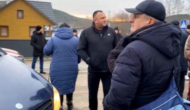 Затопило переправу: жителі двох сіл на Буковині перекрили дорогу і вимагають від влади будівництва мосту через річку Прут. ФОТО