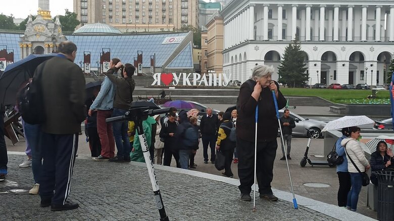 Понад 1200 українців стоять у черзі за маркою Русскій воєнний корабль… ВСЬО! 05