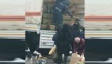 Оккупанты в Бердянске раздают украинские продукты под видом гуманитарки из РФ: "Людей мало. Кругом оцепление. Я сниму самых голодающих". ВИДЕО