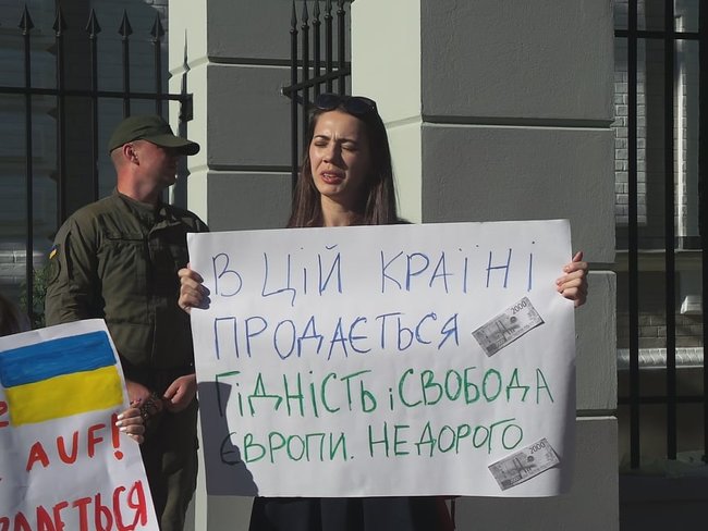 Страсбург-2019 = Мюнхен-1938 - активісти в Києві пікетували посольства країн, делегації яких повернули РФ в ПАРЄ 11