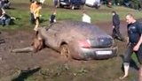 Пьяный российский олигарх разбил, а потом искупал в грязи свой Bentley Continental GT. ВИДЕО.