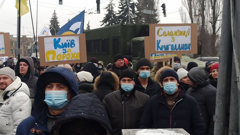 Беги, Вова, беги: Под судом, рассматривающим апелляции относительно меры пресечения для Порошенко, собрались митингующие 19