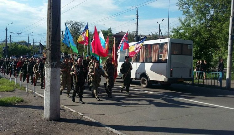 Російські фашисти 9 травня марширували з нацистською символікою в захопленому українському Алчевську, - журналіст. ФОТО