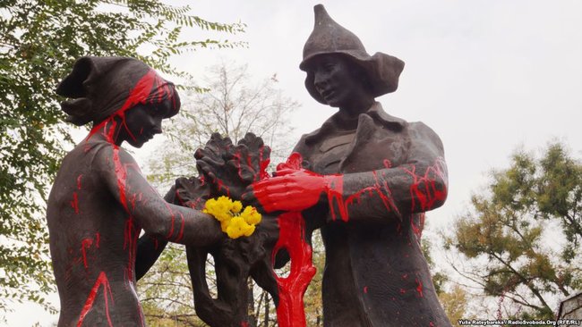 Памятник комсомольцям, який не декомунізували, облили фарбою в Дніпрі 01