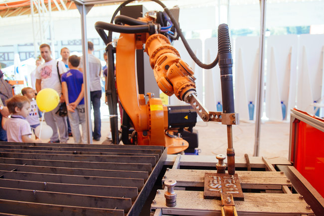 Авиадвигатели, беспилотники, боевые машины и трехтонный спиннер. Фоторепортаж с крупнейшего технического фестиваля 01