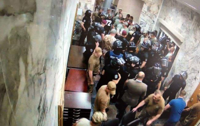 До будівлі НАБУ увірвалися демонстранти, під будівлею встановили сміттєвий бак 01