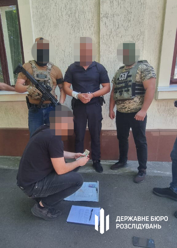 Викрито батька та сина правоохоронців, які допомагали ухилянтам