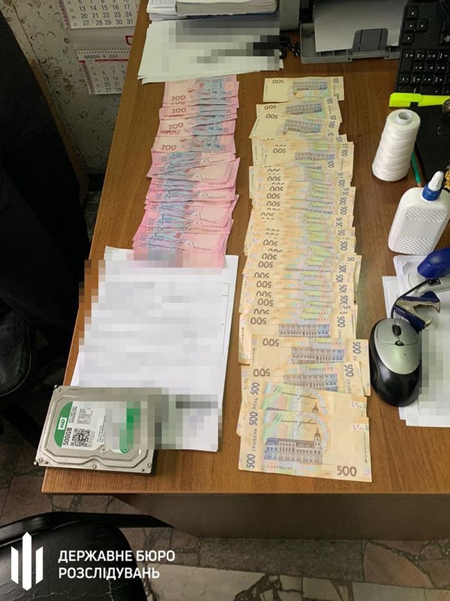 ГБР задержало следователя Нацполиции за требование 27 тысяч взятки за возвращение арестованного авто 02 ГБР задержало следователя Нацполиции за требование 27 тысяч взятки за возвращение арестованного авто 02