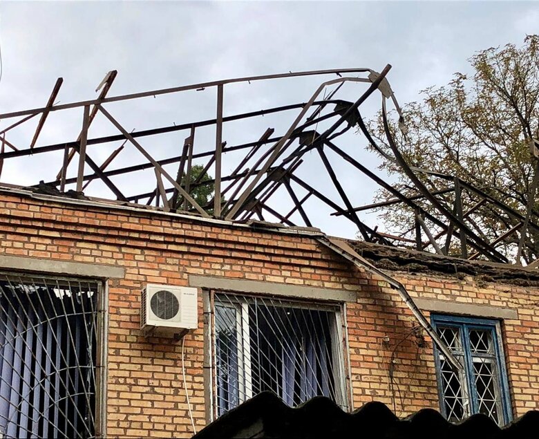 Війська РФ завдали ракетного удару по Нікополю: зачепило адмінбудівлю й багатоповерхівки, - облрада 02