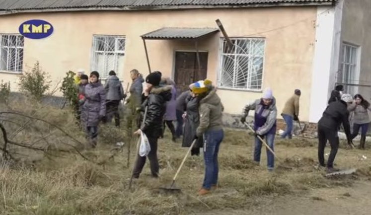 В Конотопе провели субботник в месте размещения 58-й моторизованной бригады. ВИДЕО