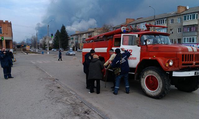 На арсеналі в Балаклії лунають вибухи, вогонь гасять пожежними танками, - ДСНС 01