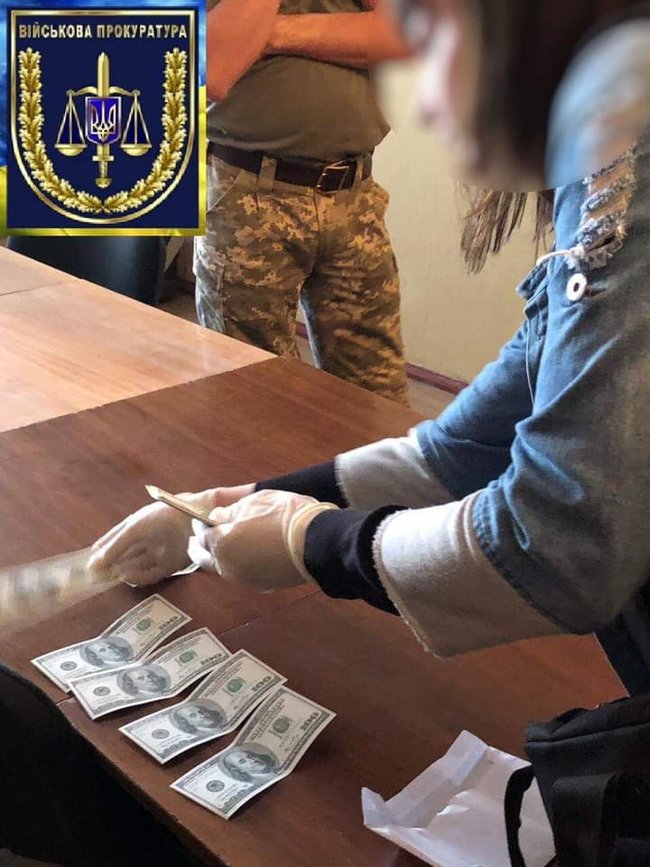 Під час одержання хабара $3000 затримали військового комісара міста Глухів, - військова прокуратура 02