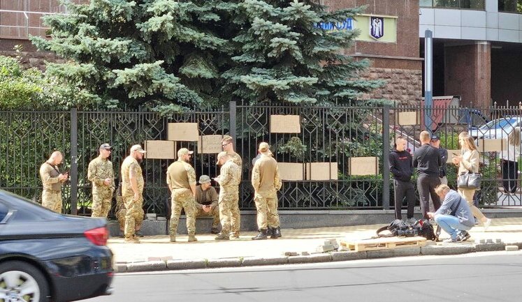 "Тітушки" у військовій формі прибули на суд по детективу НАБУ Магамедрасулову. ВIДЕО