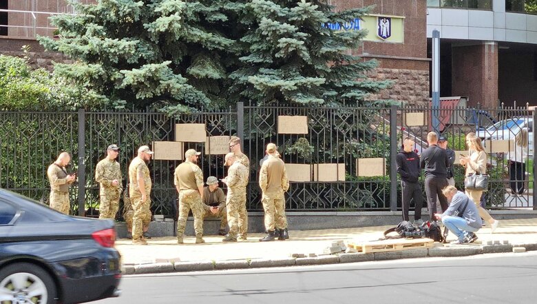 Справа Магамедрасулова Під судом люди у військовій формі