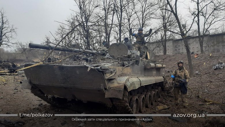 Азовцы показали уничтоженную технику россиян в Мариуполе 08