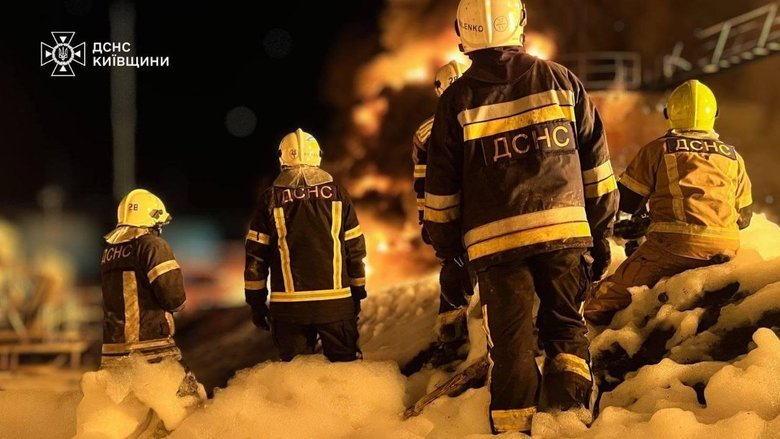 В Киевской области продолжается тушение пожара после атаки российских дронов