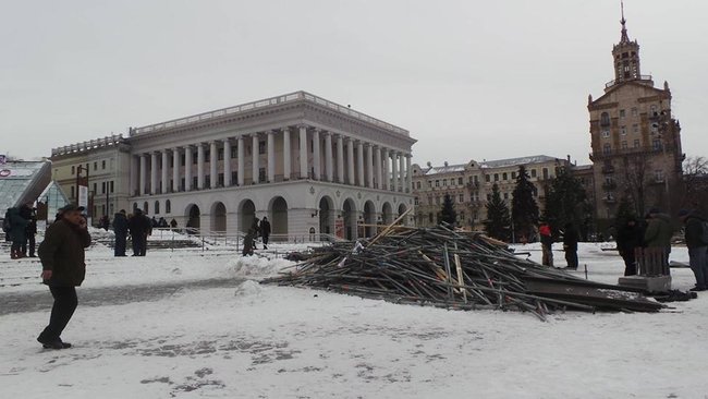 Участники марша за отставку Порошенко разобрали металлические конструкции, накануне установленные на Майдане Незалежности 12