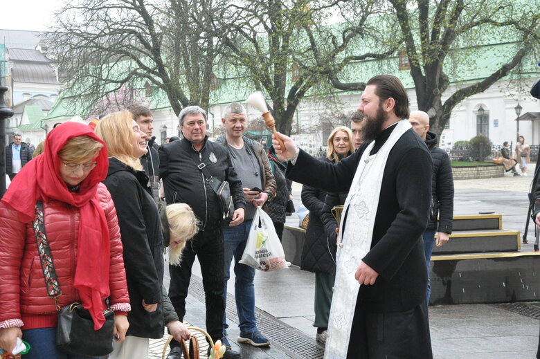 В Успенському соборі Києво-Печерської лаври освятили великодні паски 03