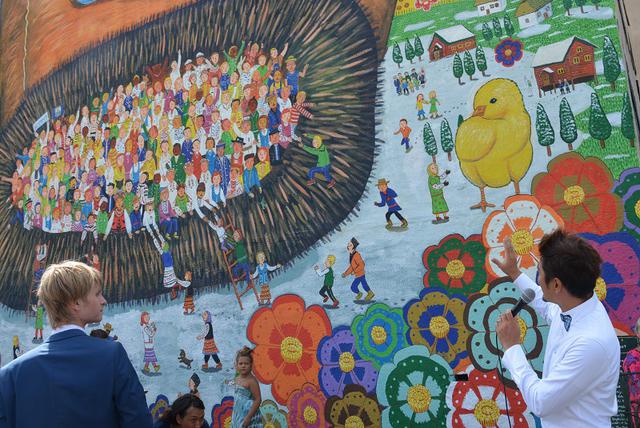 Mitten of peace: Japanese artist together with children from occupied territories made mural in Mariupol 06