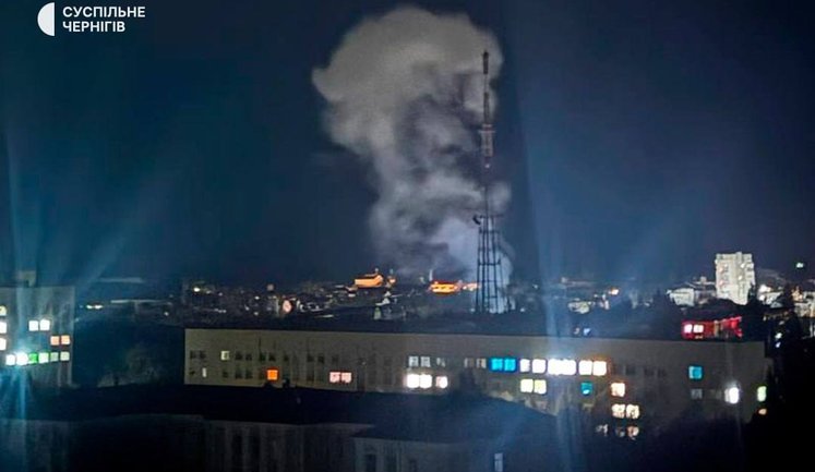 Рашисты ударили по телебашне в центре Чернигова: горожан просят туда не приближаться