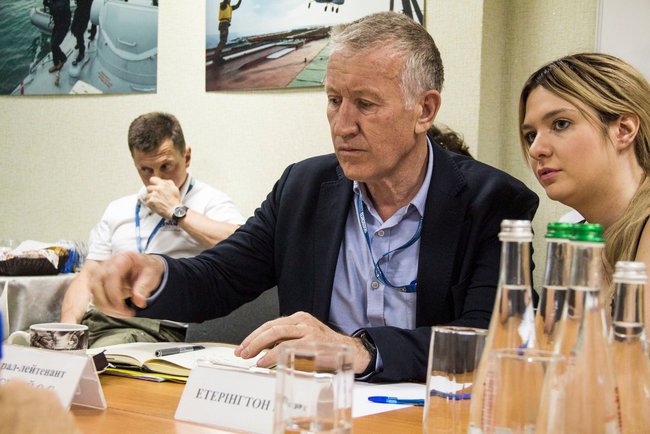 Сирський обговорив із заступником глави СММ ОБСЄ Етерінгтоном питання двостороннього припинення вогню на Донбасі 03