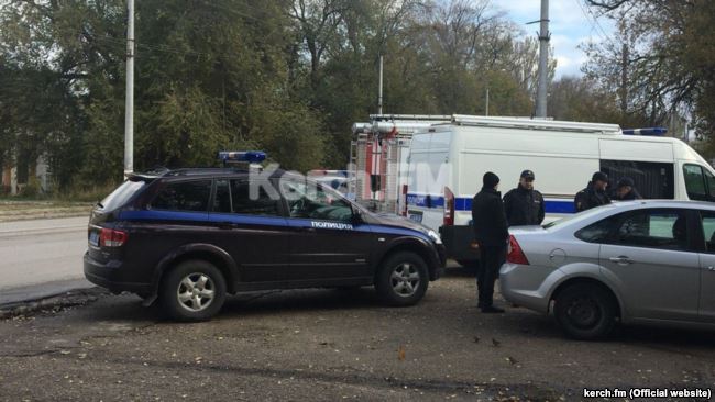 Из-за сообщения о минировании эвакуируют студентов политехнического колледжа в оккупированной Керчи, где 17 октября произошло массовое убийство 02