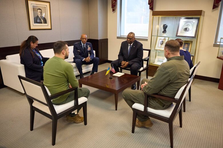 Zelenskyy meets with Pentagon Chief Austin and Chairman of Joint Chiefs of Staff Brown in US 01