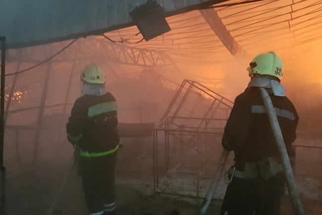 Рятувальники упродовж ночі гасили масштабну пожежу на складі гумових виробів на Харківщині, - ДСНС 01