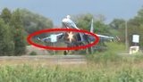 Знак "Рекомендованная скорость 90 км/час" сбил пилот СУ-27 во время тренировочной посадки на трассе "Киев-Чоп". ВИДЕО
