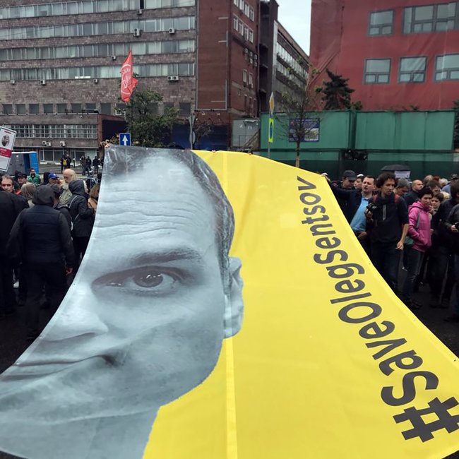 На митинге в Москве развернули плакат в поддержку Сенцова 01