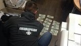 Чиновника Житомирської міськради затримали під час одержання 80 тисяч хабара. ФОТО