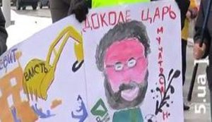 "Увольте нас хоть по-человечески", - сотрудники "Аэросвита" собрались на штурм "Приватбанка". ВИДЕО