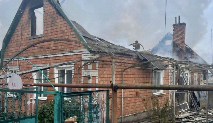 Росіяни атакували два райони Дніпропетровщини: пошкоджені будинки, транспортна інфраструктура, гімназія та ТЦ. ФОТО