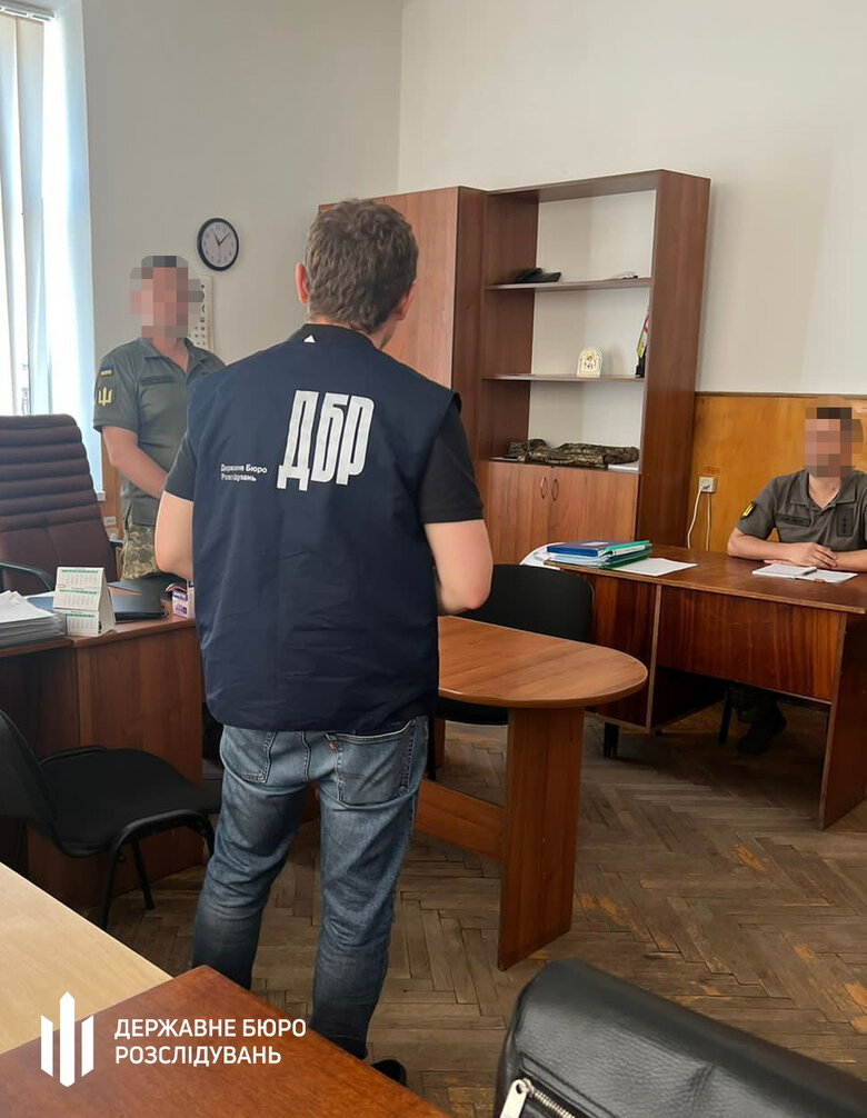 Рідню очільників Івано-Франківська та місцевих футболістів фіктивно зарахували на службу, - ДБР 04