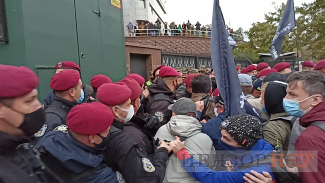 Учасники акції на підтримку Антоненка намагалися перешкодити виїхати машині із заарештованим з подвір’я суду 05 Учасники акції на підтримку Антоненка намагалися перешкодити виїхати машині із заарештованим з подвір’я суду 05