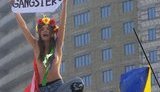 Обнаженные Femen атаковали штаб-квартиру "Газпрома": "Гниды вонючие". ФОТОрепортаж