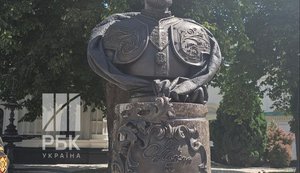 погруддя Мазепи в лаврі