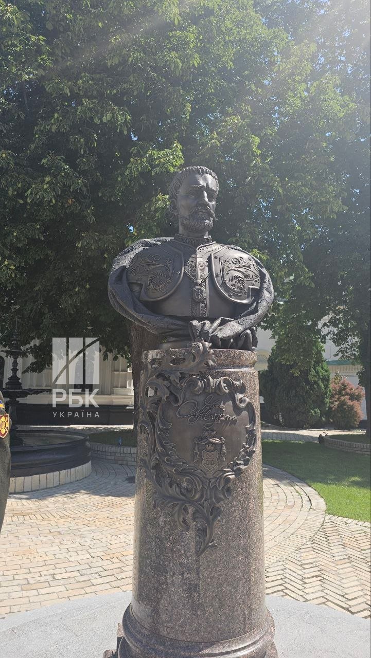 погруддя Мазепи в лаврі