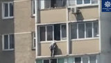 У Києві патрульні рятували літнього чоловіка, що стояв на карнизі балкону на 12 поверсі. ВIДЕО