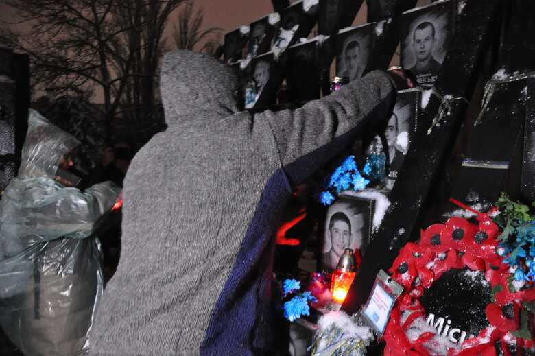 День Гідності та Свободи: у центрі Києва вшанували пам’ять Героїв Небесної Сотні 09