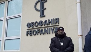 У Феофанії, де лікується Зеленський, активісти провели акцію з фаєрами та асфальтом. ВІДЕО+ФОТОрепортаж