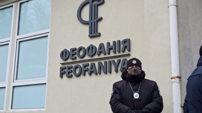 В Феофании, где лечится Зеленский, активисты провели акцию с фаерами и асфальтом 01 В Феофании, где лечится Зеленский, активисты провели акцию с фаерами и асфальтом 01